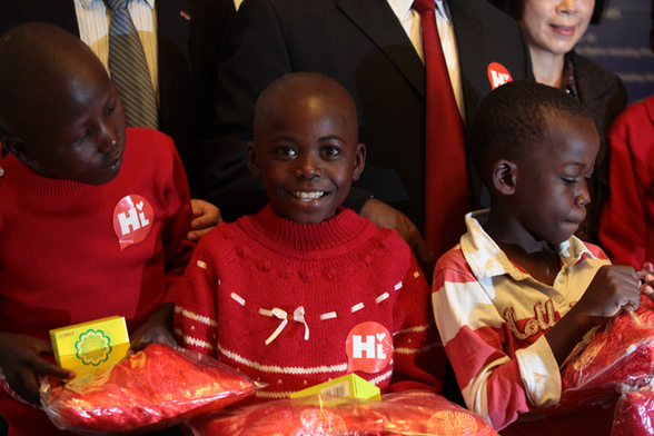 Kenyan children get warmth from China