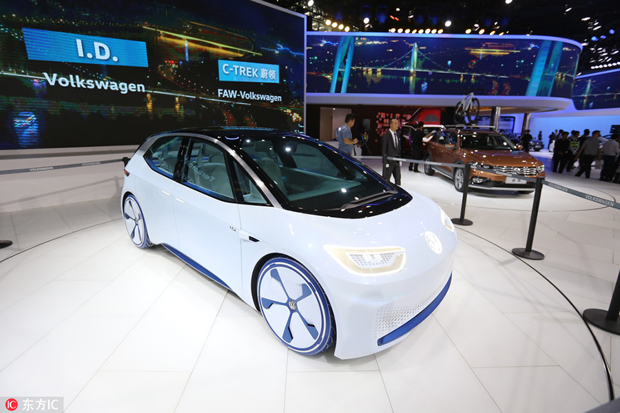 New energy cars and VR attract visitors at Auto Guangzhou