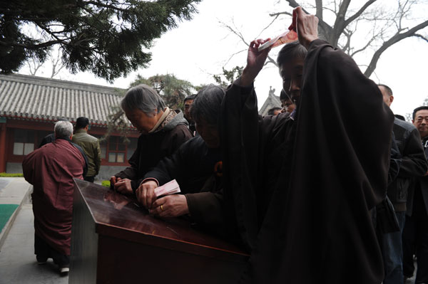 Beijing Buddhists pray for quake zone