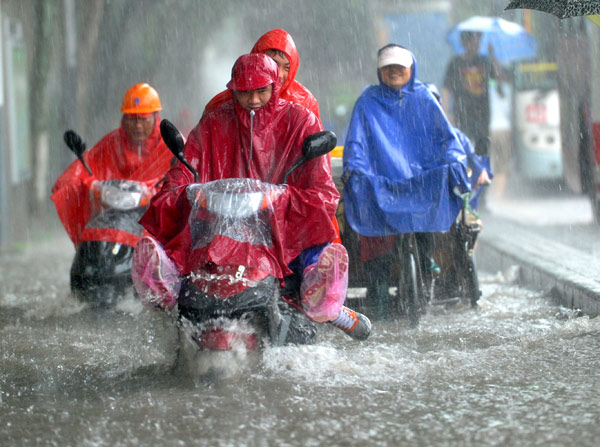 Torrential rain hits E China, slowing traffic