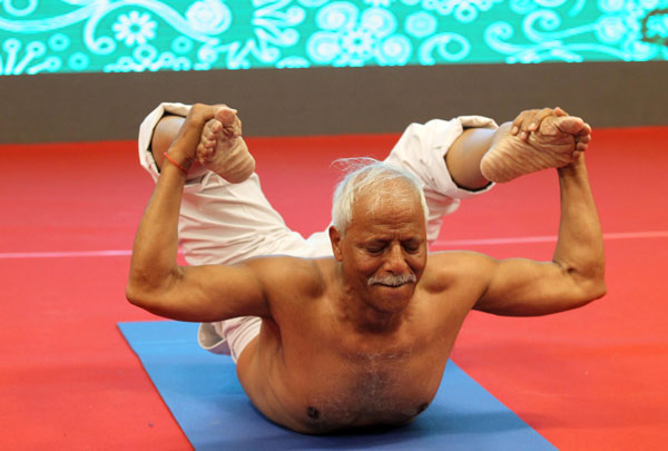 Indian master wows Chinese yoga lovers