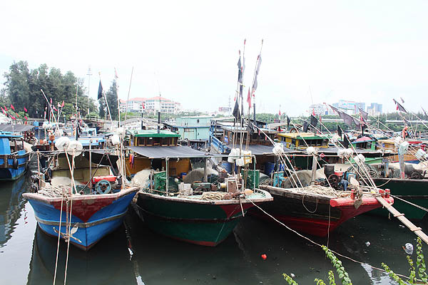 Tropical storm strands ships in Hainan