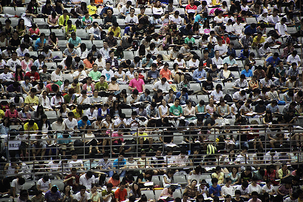 Jobless graduates swarm to grad school