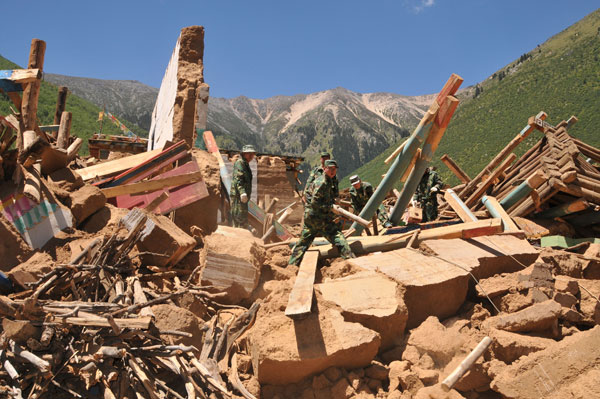 Rescue workers arrive after quake in Tibet