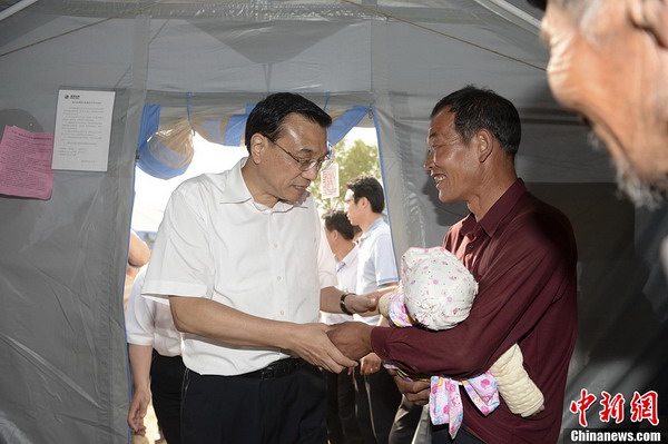 Premier Li visits NW China village after quake