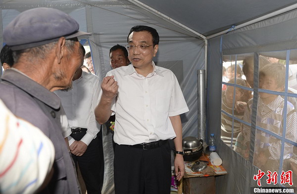 Premier Li visits NW China village after quake