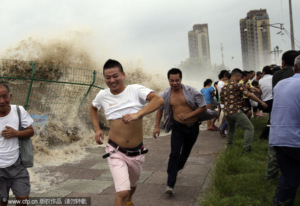 Tide spectators rushed down amid typhoon