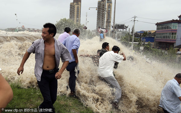 Tide spectators rushed down amid typhoon