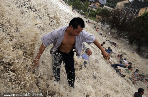 Tide spectators rushed down amid typhoon