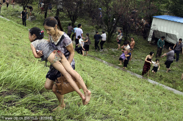 Tide spectators rushed down amid typhoon