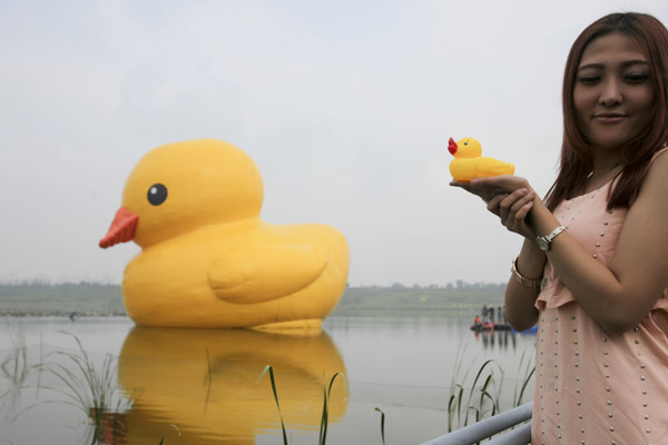 Giant rubber duck comes to life in Beijing