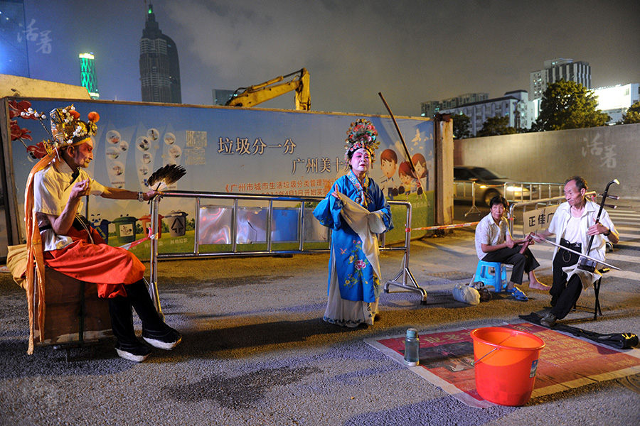 Retirees go back on the road as street performers