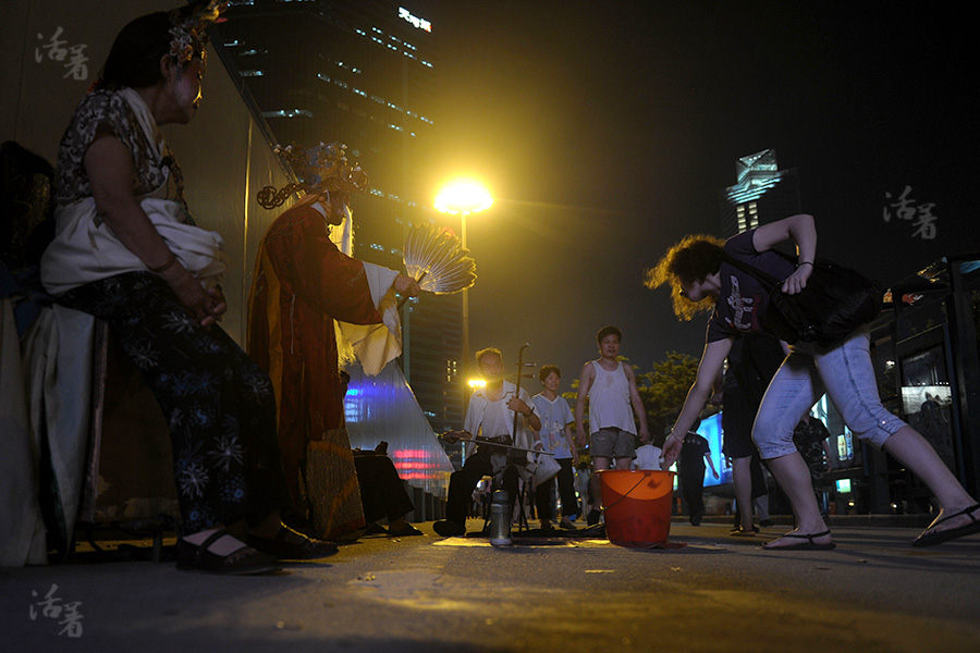 Retirees go back on the road as street performers