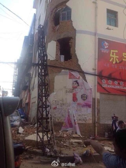 381 dead as strong quake jolts SW China