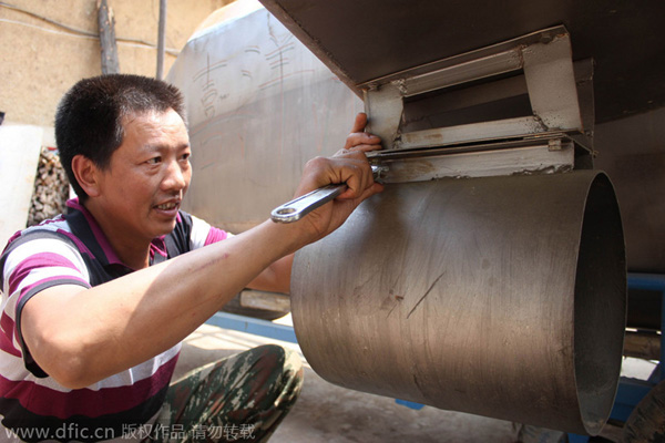 Farmer makes his own submarine in Hubei