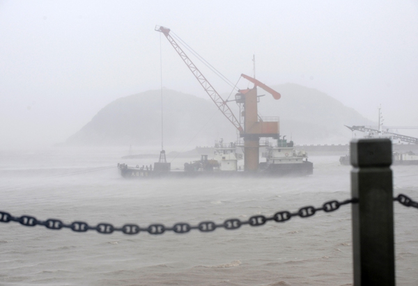 Typhoon Fung-Wong plays havoc in East China