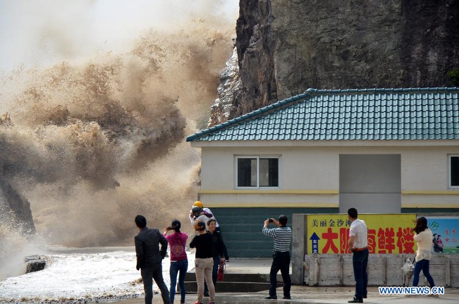 Typhoon Vongfong brings high waves to China's coastal provinces