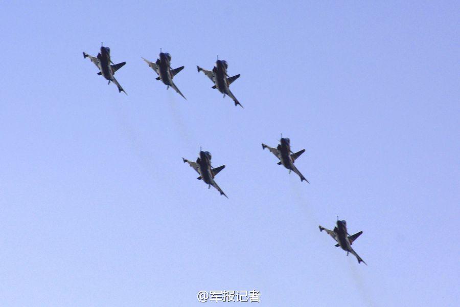 J-10 fighters show aerobatic stunts in clear sky in N China