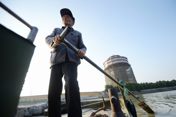 Yangzhou ferryman keeps the past afloat