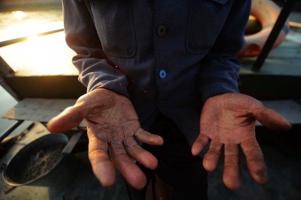 Yangzhou ferryman keeps the past afloat