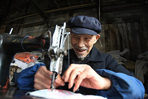 Yangzhou ferryman keeps the past afloat