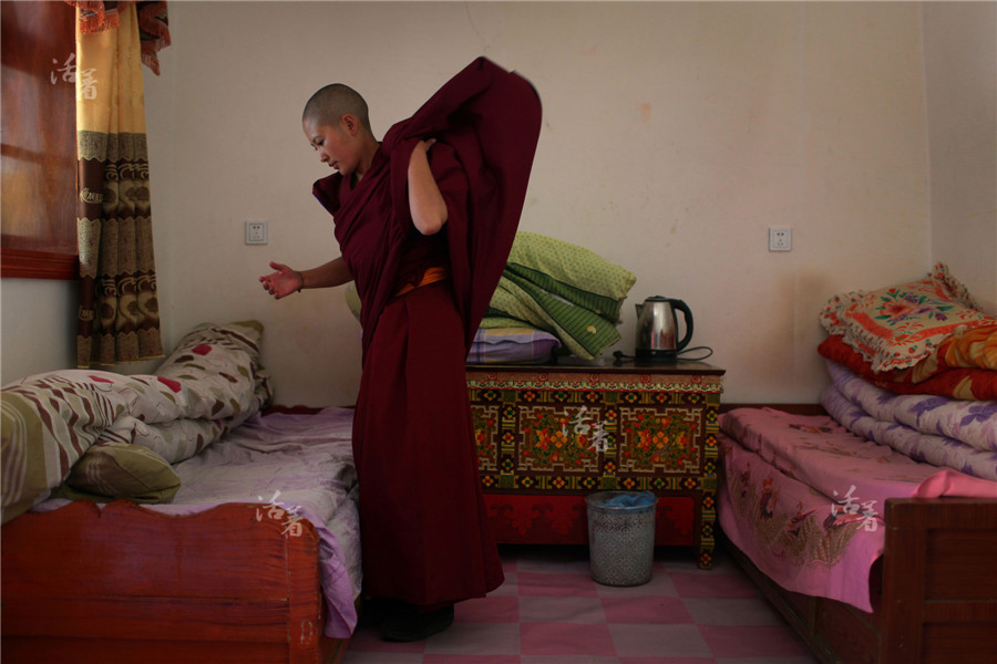 Nuns in a Tibet temple