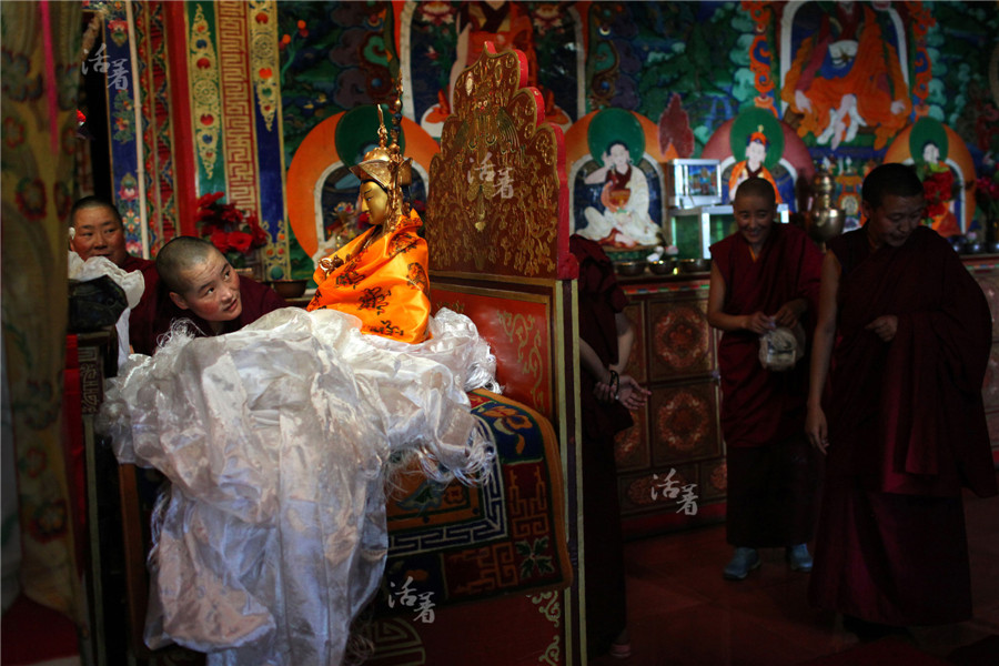 Nuns in a Tibet temple