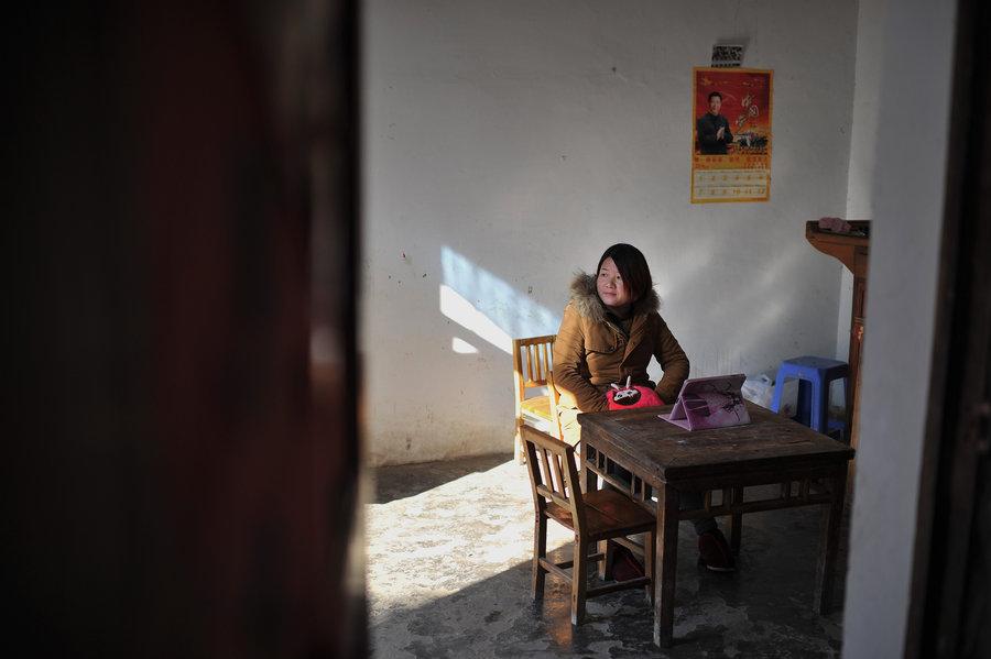 Left-behind wives expectantly await Spring Festival