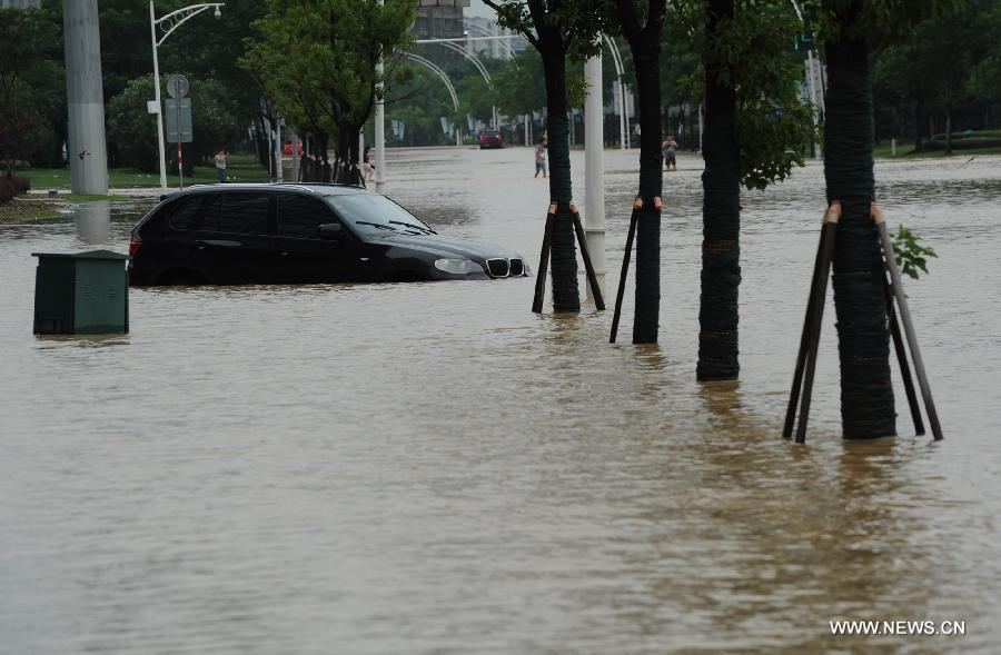 Rainstorms hit East China, flooding streets