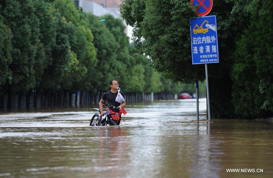 Rainstorms hit East China, flooding streets