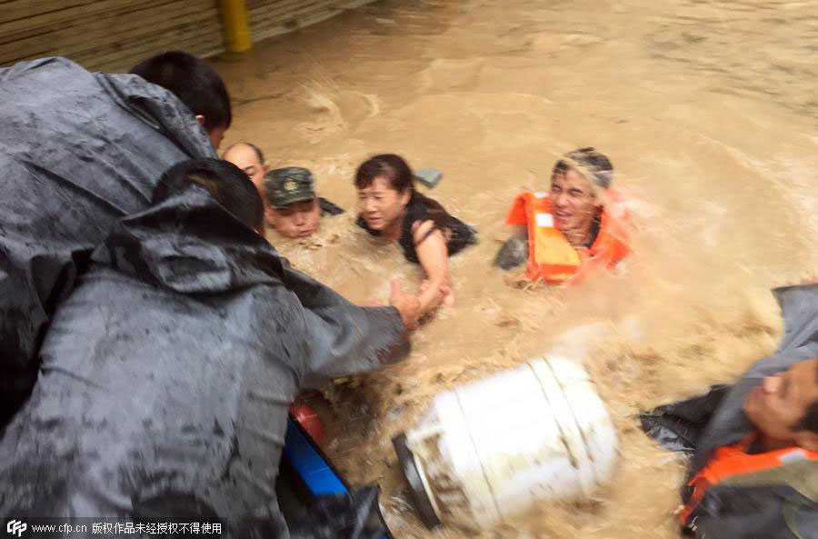 Heavy downpour hits SW China