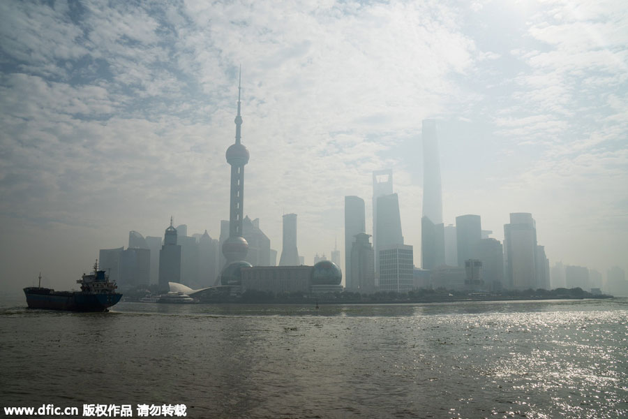 Heavy pollution envelopes Shanghai