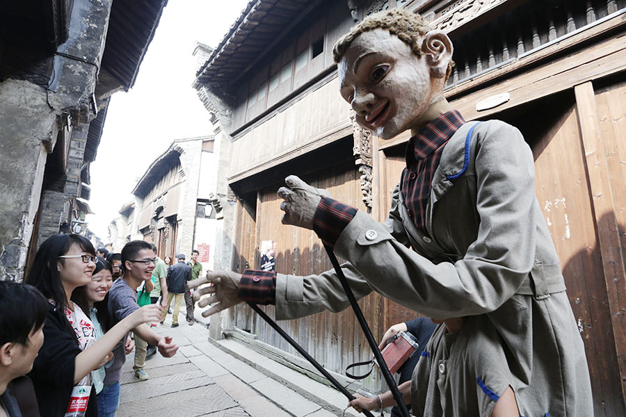 Puppeteers add fun to Wuzhen Theater Festival