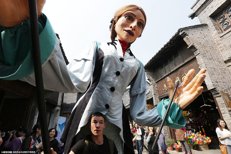 Puppeteers add fun to Wuzhen Theater Festival