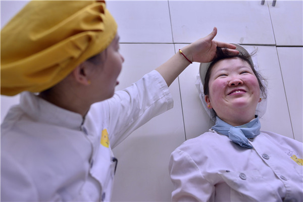 Mentally impaired earn their bread at Nanjing bakery