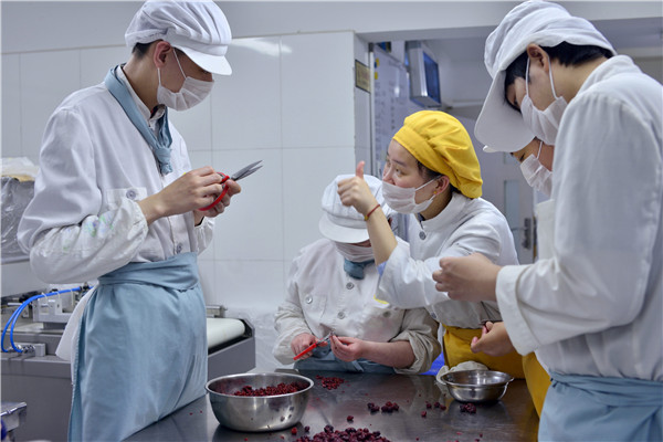 Mentally impaired earn their bread at Nanjing bakery