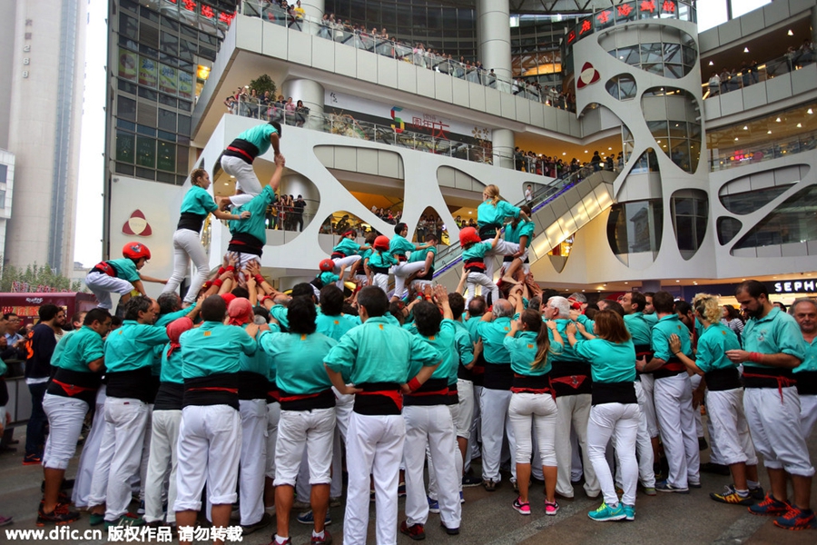 Spanish-made human tower wows Shanghai audience