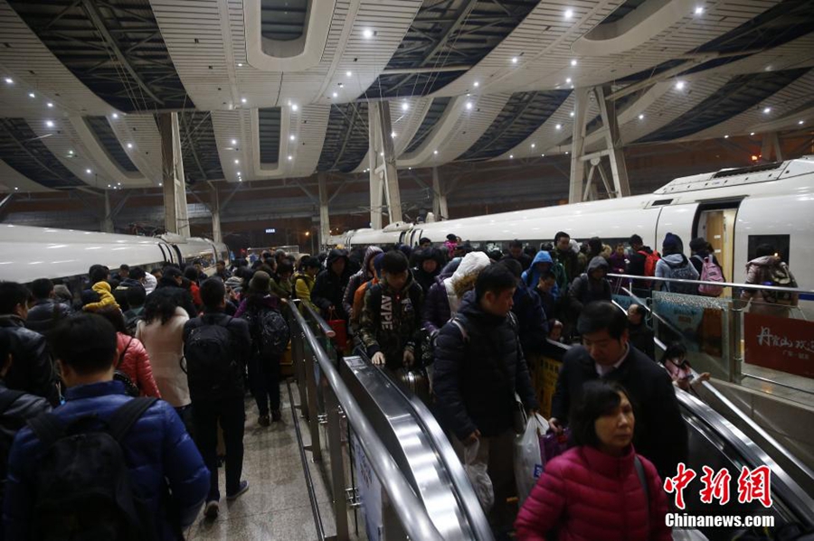 Large number of flights, trains delay due to heavy snow in Beijing