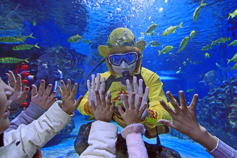 'Monkey King' performs dragon dance in underwater tunnel in Tianjin