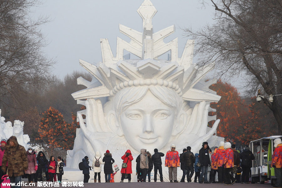 Spectacular Harbin snow sculptures draw holidaygoers