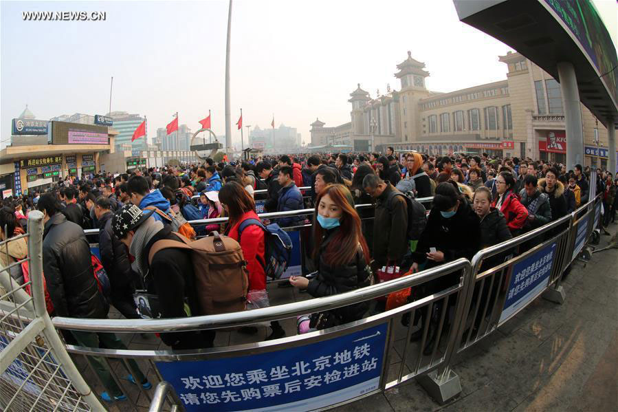 Railway stations witness travle peak as Spring Festival holiday comes to end