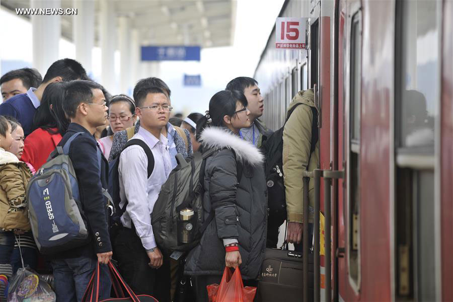 Railway stations witness travle peak as Spring Festival holiday comes to end