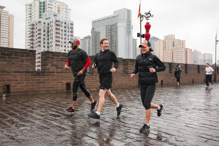 Facebook's Mark Zuckerberg visits China's Great Wall