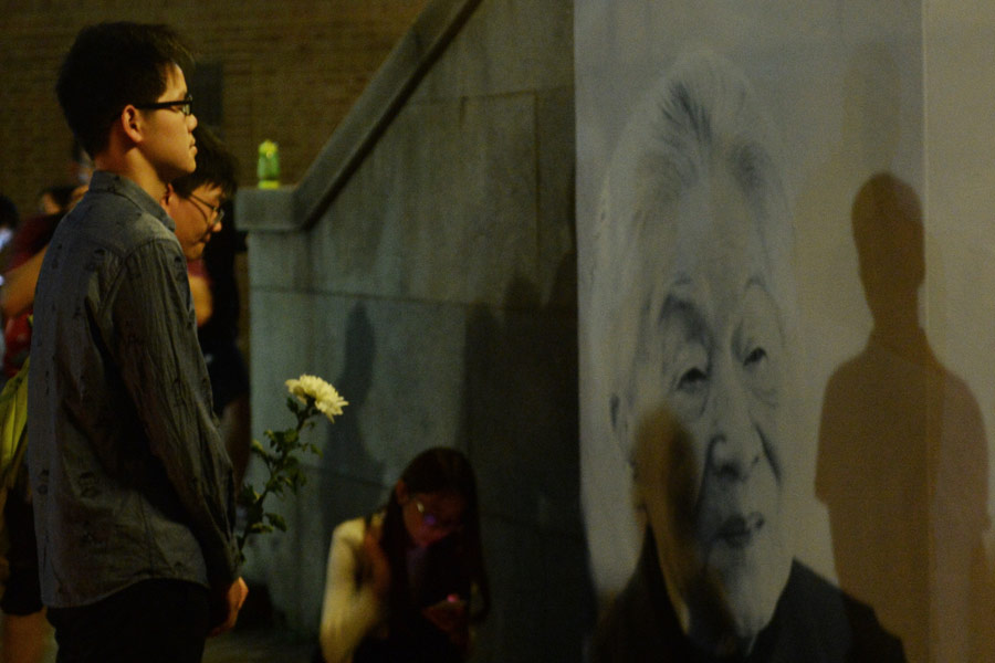 Tsinghua lights candles in memory of alumna and celebrated writer Yang Jiang