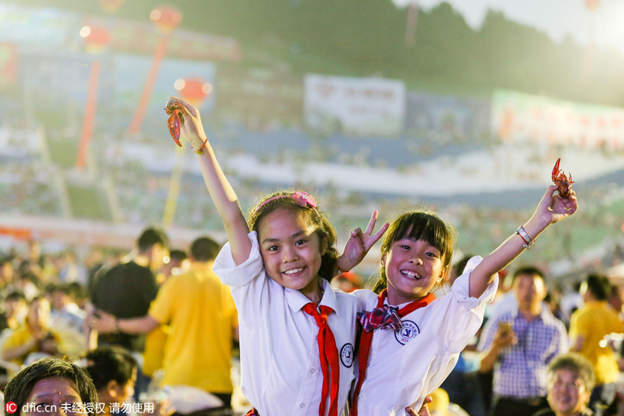 Tens of thousands flock to International Crayfish Fair in E China