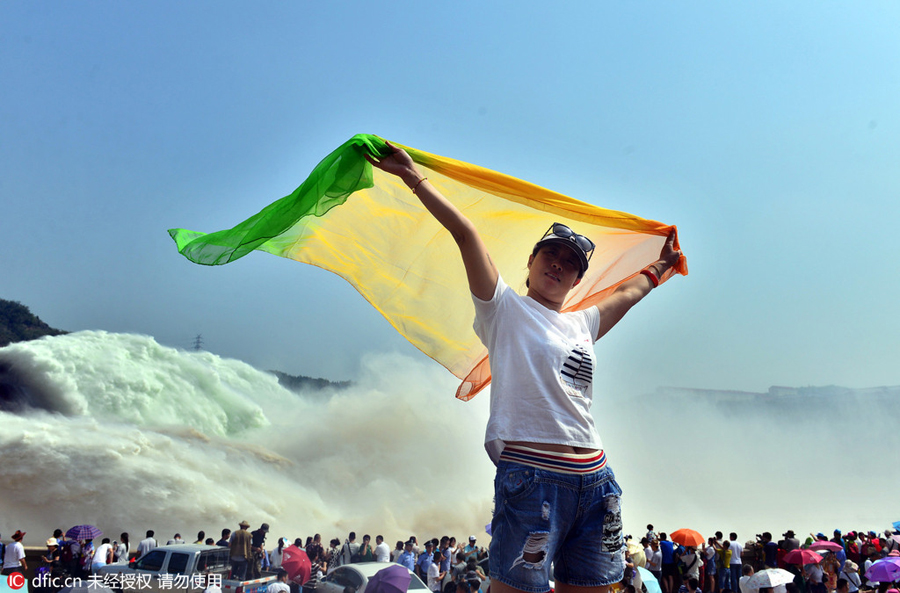 Natural power of Yellow River thrills tourists