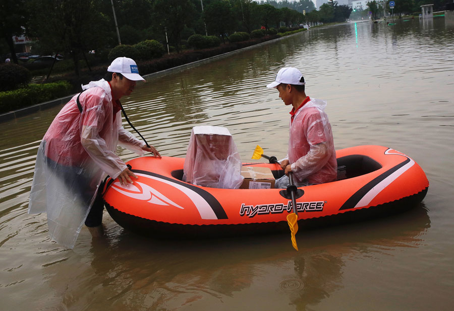 Life goes on in flooded Wuhan