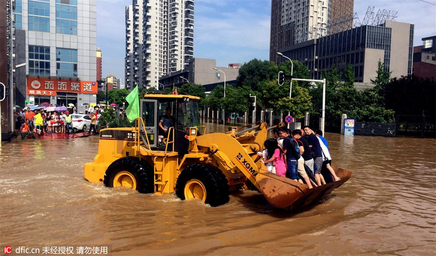 Life goes on in flooded Wuhan