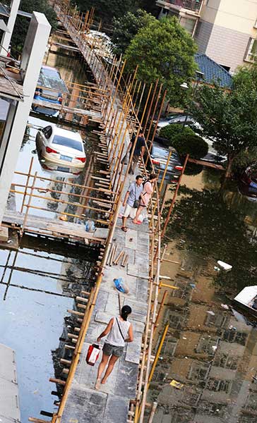 2,000-meter-long makeshift bridge built in flooded Wuhan