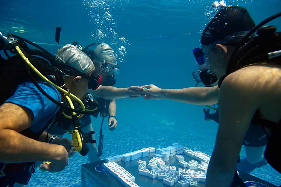 Fancy diving and mahjong at same time? No problem